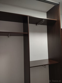 Vstavaná skriňa so zrkadlovými posuvnými dverami - 8
