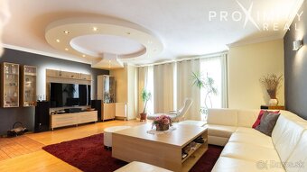 Priestranný rodinný dom s balkónmi a garážou v Barci - 8