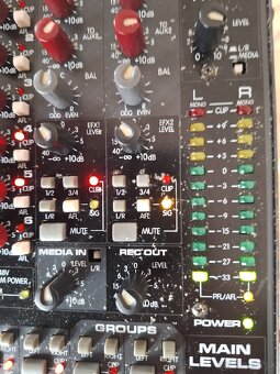 Predam kvalitny mix Peavey 24 fx - 8