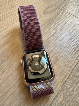 Apple Watch Series 4 40 mm Zlatý hliník + športový remienok - 8
