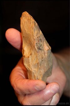 Neolitická kamenná motyka (sekera) – cca 4000 pred n. l. - 8