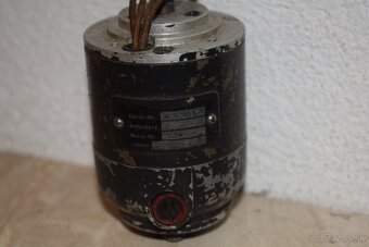 WWII nemecké letecké diely, servo motory a male suciastky - 8