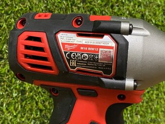 Milwaukee M18 BIW12 aku rázový uťahovák - 8