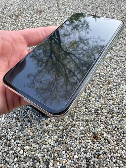 IPhone 11 Pro Max - baterie 100% - 8