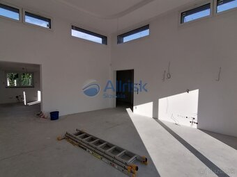 Krásny priestranný rodinný dom v Zemianskych Sadoch s veľkým - 8