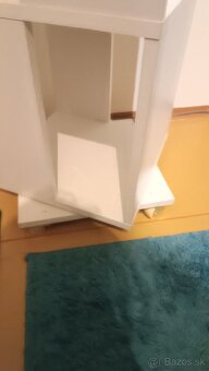 Biela otočná knižnica na kolieskach - 8