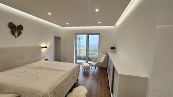Luxusný 4 izb RD s garážou, pivnicou a bazénom na 982 pozemk - 8