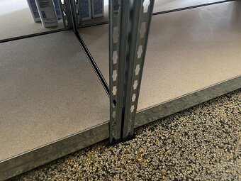 Kovové skladové regály s drevenými policami - 8