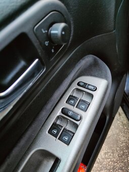 Predám Volkswagen golf 4 1.6 16V benzín 77kw - 8