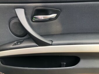 BMW E90 E91 E92 E93 - nove cierne / bezove madlo dveri - 8