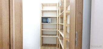 Prenájom 1 izbového bytu s parkovacím státím v centre BB - 8