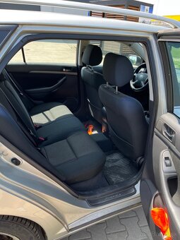 TOYOTA AVENSIS 2.2 D - 8