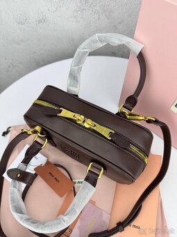 Elegantná čokoládová kabelka s nastaviteľným remienkom - 8