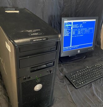 Dell Optiplex 755 a Dell UltraSharp - 8