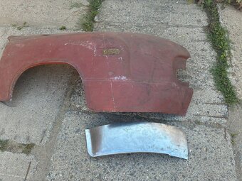 Spodní část mezi předním blatníkem a maskou Tatra 603 - 8