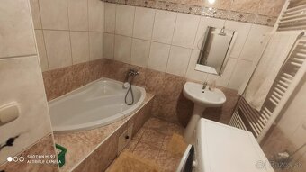 Priestranný rodinný dom v obci medzi Piešťanmi a Hlohovcom - 8