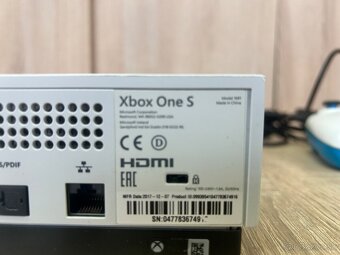 Xbox One S s dvoma ovládačmi a hrami - 8
