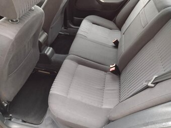 Predám Škoda Octavia 1.6i SR Elegance M5 5d S klímou - 8