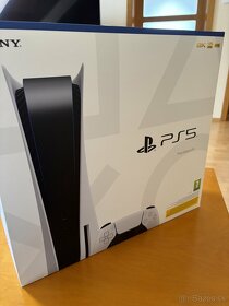 Playstation 5 (Blue-Ray) + 2x ovládač + FIFA 22 - 8