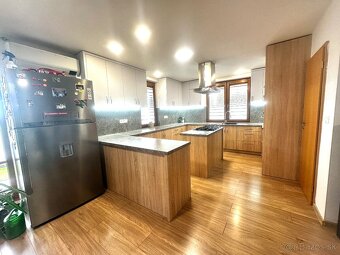 Rodinný dom snov v Košeci – priestranný bungalov s dvojgaráž - 8