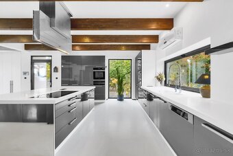 Nadštandardný 4-izbový rodinný dom s bazénom, výhľadom a súk - 8