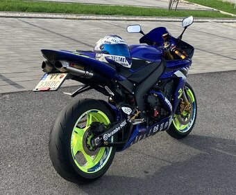 Yamaha R1 - 8