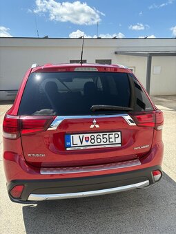 Mitsubishi Outlander SUV - 8