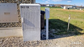 CREDA | predaj stavebný pozemok so stavebým povolením a IS, - 8