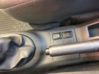 Toyota yaris 2010 1.3 - 8