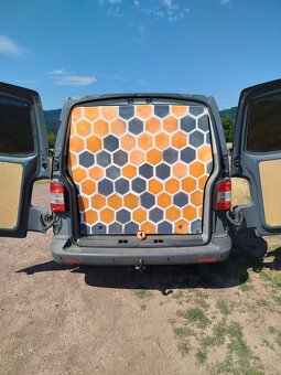 Predám karavan vw caravella - 8