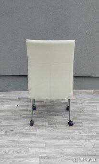 Set bielych kresiel na kolieskách – ( 4 ks ). - 8