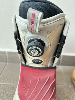 Snowboard a viazaním a topánkami - 8