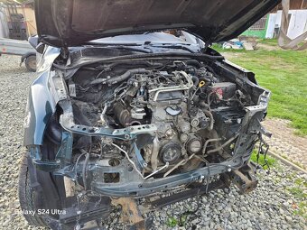 Predám havarovanú Toyotu Hilux 2.4D, 110kW - 8
