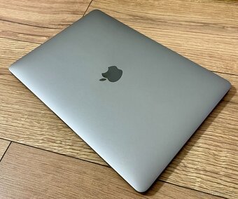 MacBook Pro 13" Retina SK 2018 s Touch Barom Strieborný - 8