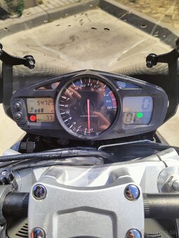 Suzuki GSR 600 - 8
