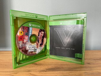 Xbox one X 1 tb + nabíjačka na ovládač + gta V - 8