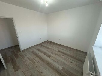 4 - IZBOVÝ BYT NA PREDAJ KOZÁROVCE - 8