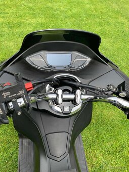 Krasna Cierna Honda PCX 125 ako Nova - 8