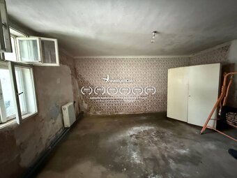 Dom s garážou v tichej ulici – vhodný na rekonštrukciu či no - 8
