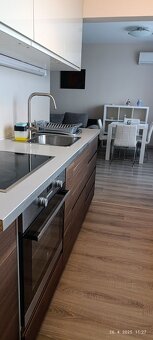REZERVOVANÝ- Pekný 2izbový byt na námestí - 8