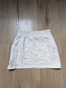 NOVE Guess 3D logovany kremovy crop top a smotanova sukna - 8