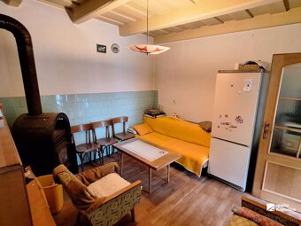 Malý domček, pokojná ulička, veľký pozemok a stodola - 8