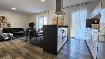 EXKLUZÍVNE Moderný zariadený 4-izbový rodinný dom, 2 k - 8