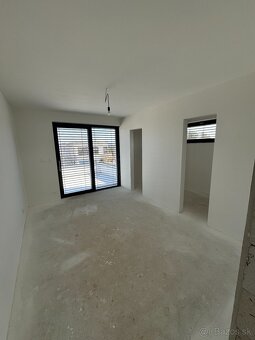 Predám exkluzívny rodinný dom - Banská Bystrica - 8