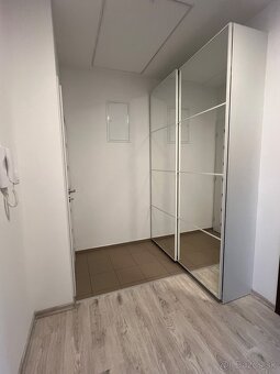 Štýlový 3-izbový byt s predzáhradkou, loggiou a parkovaním – - 8