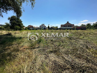 Krásny slnečný pozemok v Hronseku, BB - 1.440 m2 - 8