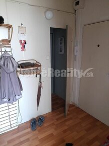 ZNIŽENA CENA  - 3 izbový byt v centre Levíc na predaj - 8
