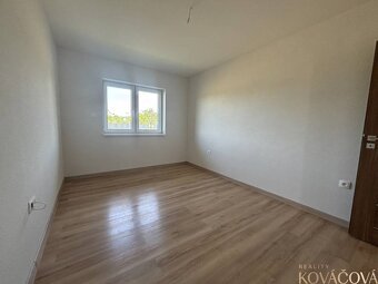Na predaj novostavba – moderný bungalov v obci Podlužany - 8
