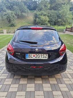 Peugeot 208 - 8