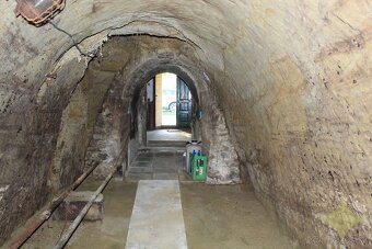 Murovaná chata s elektrinou a úžitkovou vodou na okraji obce - 8